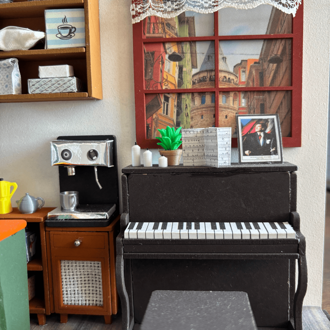 Nostalji Kafe minyatür maketi — LED aydınlatma yanık hâlde